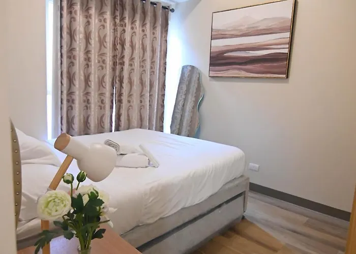 Kuya Awens Staycation Aparthotel
