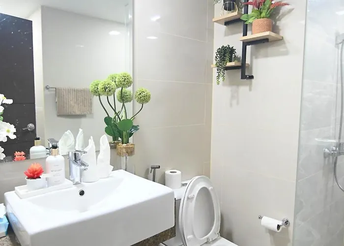 Kuya Awens Staycation Aparthotel
