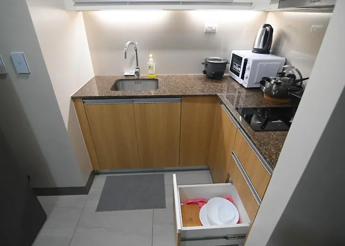 Kuya Awens Staycation Aparthotel Manila