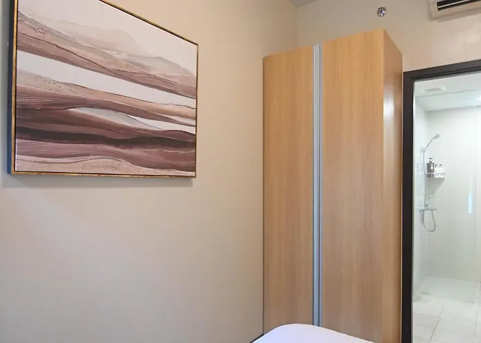 Kuya Awens Staycation Aparthotel